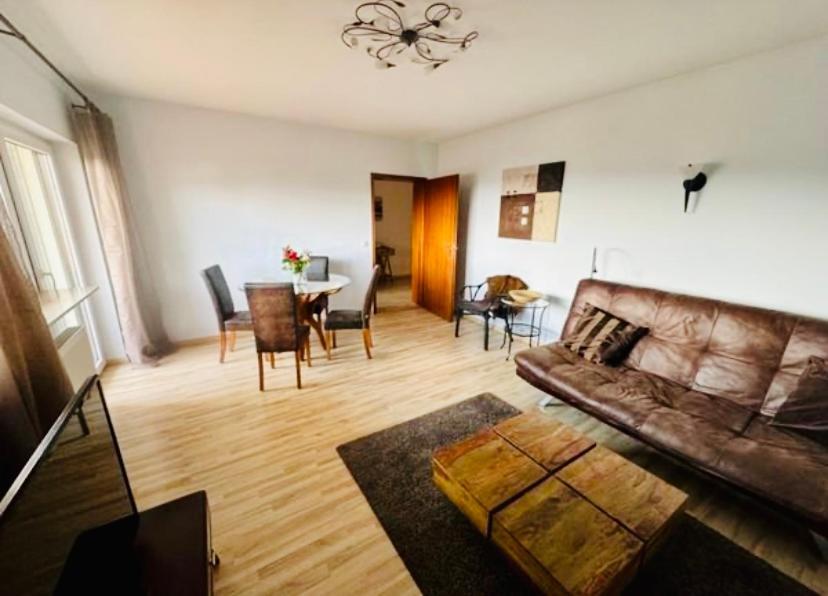 Workation Adler Taunusblick , 3-4 Personen, Balkon, 2 Badezimmer, Riesen Kueche, Waschmachine, Viel Platz, Privatparkplatz Apartment Bad Soden am Taunus Bagian luar foto